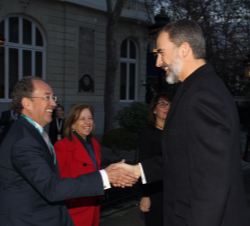Su Majestad el Rey recibe el saludo del presidente del “Spain Investors Day”, Benito Berceruelo