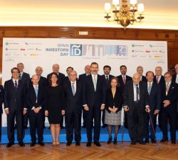 Su Majestad el junto a las autoridades articipantes en la inauguración de la VII Edición del “Spain Investors Day”