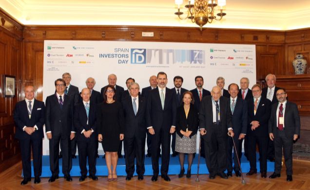 Su Majestad el junto a las autoridades articipantes en la inauguración de la VII Edición del “Spain Investors Day”