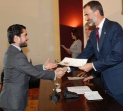 Su Majestad el Rey entrega el Despacho a uno de los nuevos secretario de Embajada de la LXVIII Promoción de la Carrera Diplomática