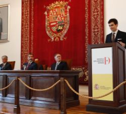 Su Majestad el Rey en la mesa presidencial durante la intervención del número uno de la Promoción, Jorge Nicolás Lucini, en nombre de sus compañeros