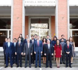 Fotografía de grupo de Su Majestad el Rey con las autoridades y los dieciséis nuevos secretarios de Embajada pertenecientes a la LXVIII Promoción de l