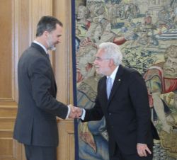 Su Majestad el Rey recibe el saludo del presidente del Parlamento de Galicia, Miguel Ángel Santalices Vieira