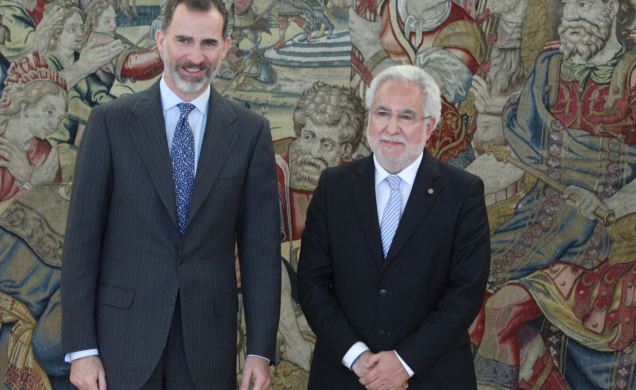 Su Majestad el Rey junto al presidente del Parlamento de Galicia, Miguel Ángel Santalices Vieira