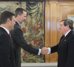Su Majestad el Rey recibe el saludo del decano-presidente de la Junta de Gobierno del Colegio de Registradores de España, Gonzalo Aguilera Anegón, en 