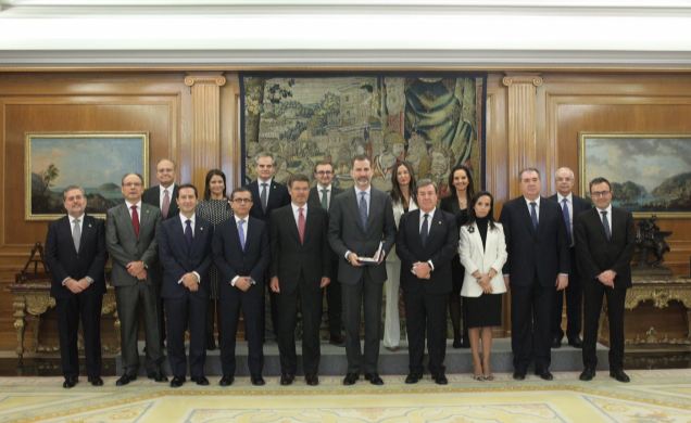 Su Majestad el Rey junto a la Junta de Gobierno del Colegio de Registradores de la Propiedad y Mercantiles de España