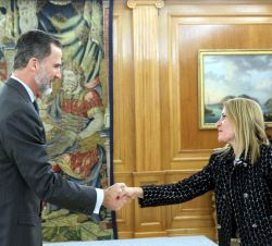 Su Majestad el Rey recibe el saludo de la alcaldesa de Cáceres y presidenta del grupo de Ciudades Patrimonio de la Humandad, Elena Nevado del Campo