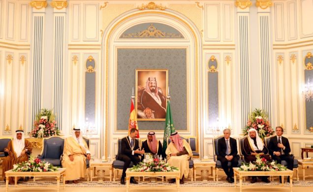 Su Majestad el Rey durante el encuentro mantenido con Su Majestad Salman Bin Abdulaziz Al-Saud, Custodio de las Dos Sagradas Mezquitas y Rey de Arabia
