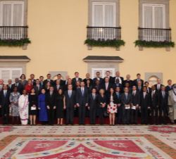 Su Majestad el Rey junto con los ministros de Turismo y autoridades presentes en el acto del lanzamiento del Año Internacional del Turismo Sostenible 
