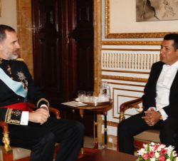 Don Felipe conversa con el embajador de la República de Nicaragua