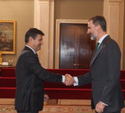 Su Majestad el Rey recibe el saludo del ministro de Justicia, Rafael Catalá