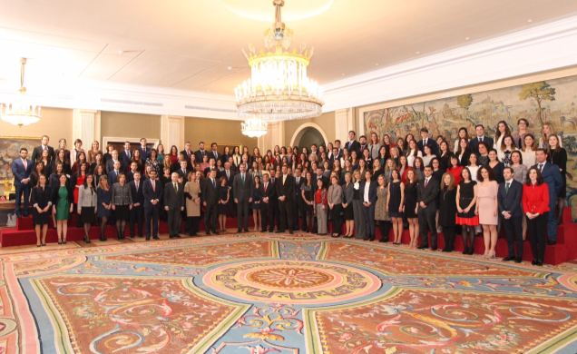 Fotografía de grupo de Su Majestad el Rey con los miembros de la XLI Promoción de Letrados de la Administración de Justicia 