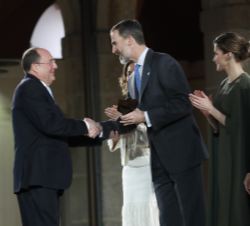 Su Majestad el Rey entrega el Premio Nacional de Innovación 2016 en la modalidad "Trayectoria Innovadora" a Carlos Moro González