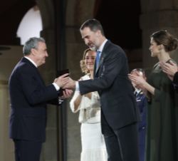 Su Majestad el Rey entrega el Premio Nacional de Innovación 2016 en la modalida "Internacionalización" a la empresa Cosentino, recogido por 