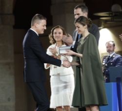Su Majestad la Reina entrega el Premio Nacional de Siseño 2016, en la modalidad "Profesionales", a Mario Ruiz Rubio