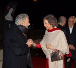 Su Majestad la Reina Doña Sofía saluda al tenor Plácido Domingo