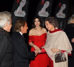 Su Majestad la Reina Doña Sofía saluda al productor y responsable de vestuario, Valentino Garavani
