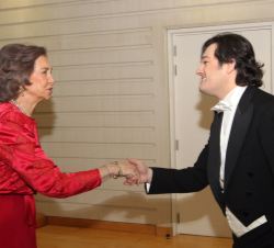 Su Majestad la Reina Doña Sofía saluda a al tenor Arturo Chacón-Cruz