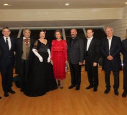 Su Majestad la Reina Doña Sofía con los artistas de la Ópera “La Traviata” y las autoridades asistentes al estreno