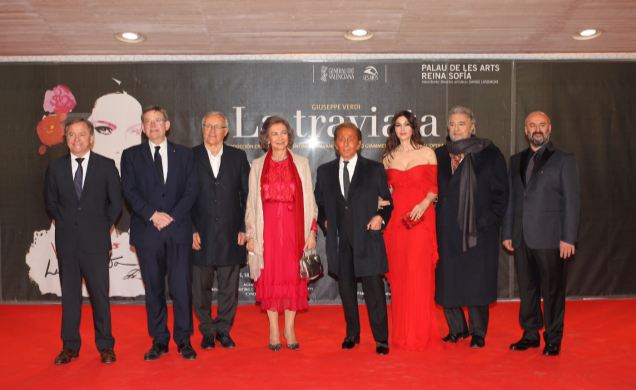 Su Majestad la Reina Doña Sofía junto a las autoridades y personalidades asistentes al estreno