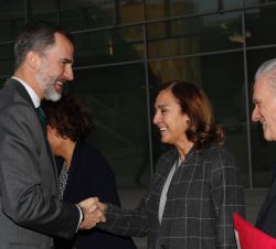 Su Majestad el Rey saluda a la secretaria de Estado de Investigación, Desarrollo e Innovación y presidenta del Patronato del CNIC, Carmen Vela