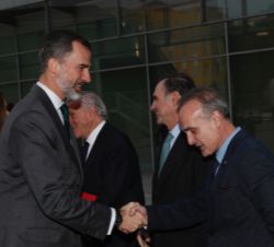 Su Majestad el Rey saluda al vicepresidente del Patronato del CNIC y director del Instituto de Salud Carlos III, Jesús Crespo
