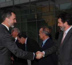 Su Majestad el Rey saluda al director gerente del CNIC, Alberto Sanz