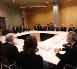 Sus Majestades los Reyes en la mesa de reunión con los miembros del Patronato de la Fundación Pro CNIC 