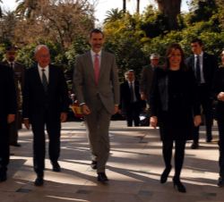 Su Majestad el Rey con las autoridades asistentes a la visita a su llegada al Palacio de la Aduana