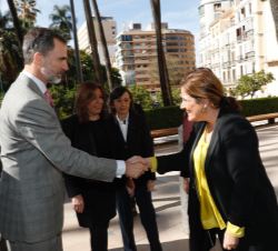 Su Majestad el Rey saluda a la directora del Museo de Málaga, María Morentes