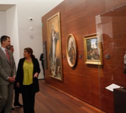 Su Majestad el Rey durante su visita a las salas de Pintura del Museo