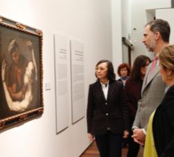 Su Majestad el Rey contempla una de las obras expuestas durante su visita a las salas de Pintura del Museo