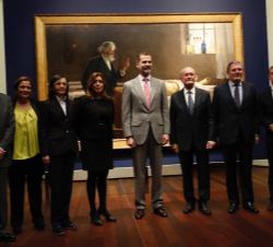 Su Majestad el Rey con las autoridades asistentes a la visita al Museo de Málaga