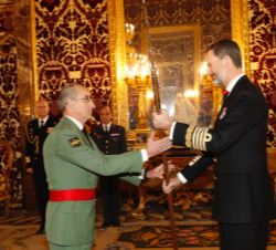 Su Majestad el Rey entrega la alabarda al general de brigada, Juan Jesús Martín Cabrero, de la Brigada "Rey Alfonso XIII"