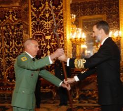 Su Majestad el Rey entrega la alabarda al coronel Félix Abad Alonso, del Tercio "Duque de Alba" 2º de la Legión