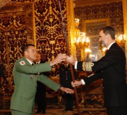 Su Majestad el Rey entrega la alabarda al coronel Víctor Mario Bados Nieto, del Tercio "Don Juan de Austria" 3º de la Legión