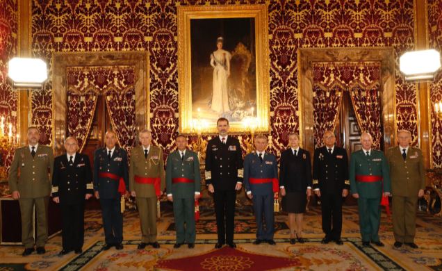 Su Majestad el Rey junto a la comisión de la Real Hermandad de Veteranos de las Fuerzas Armadas y de la Guardia Civil