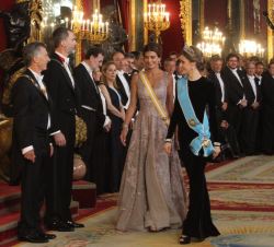 Sus Majestades los Reyes y Sus Excelencias el Presidente Macri y su esposa Juliana Awada en el Salón del Trono del Palacio Real de Madrid