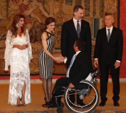 Saludo a los Reyes y al Presidente Macri y su esposa de los invitados a la recepción ofrecida en honor de Don Felipe y Doña Letizia