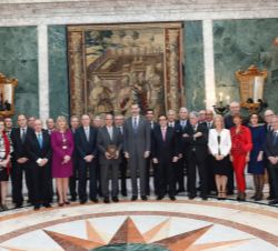Fotografía de grupo de Su Majestad el Rey con el Comité Ejecutivo de Foment del Treball Nacional