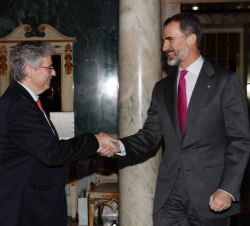 Su Majestad el rey recibe el saludo del presidente de la Junta de Gobierno del Consorci de la Zona Franca de Barcelona, Jordi Cornet