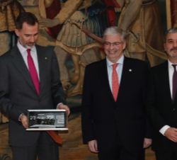 Don Felipe muestra una fotografía histórica de Su Majestad el Rey Rey Alfonso XIII interesándose por el proyecto de puerto franco de Barcelona