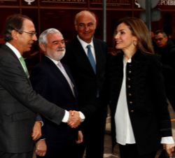 Su Majestad la Reina recibe el saludo del presidente de la Agencia EFE y vicepresidente primero de Fundéu BBVA, José Antonio Vera