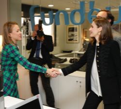 Su Majestad la Reina saluda a una de las investigadoras de Fundéu BBVA durante su recorrido por las oficinas