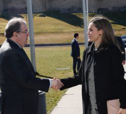 Su Majestad la Reina saluda al presidente de la Junta de Castilla y León, Juan Vicente Herrera