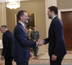 Su Majestad el Rey recibe el saludo del capitán del Real Madrid C.F., Felipe Reyes