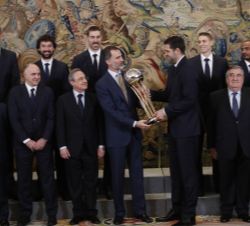 Don Felipe y el capitán del Real Madrid, Felipe Reyes, con el trofeo del vencedor de la Copa de Su Majestad el Rey de Baloncesto