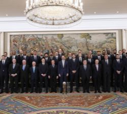 Fotografía de grupo junto a directivos, jugadores y cuerpo técnico del Real Madrid C.F.