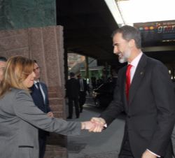 Su Majestad el Rey es recibido a su llegada por la presidenta de la Junta de Andalucía, el delegado del Gobierno en la Comunidad Autónoma y el alcalde