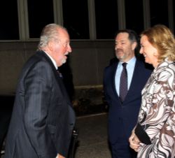 Su Majestad el Rey Don Juan Carlos, conversa con la presidenta de ABC, Catalina Luca de Tena y el director de ABC, Bieito Rubido, a su llegada a la Ca